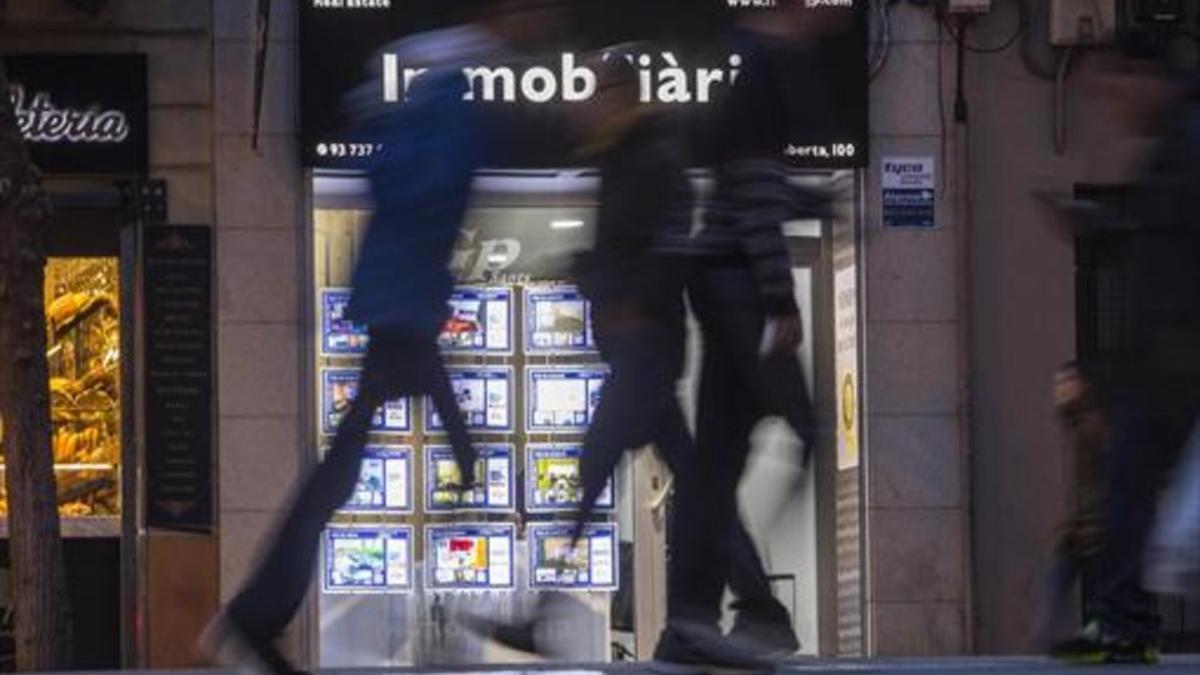 Agencia de alquiler y compraventa de inmuebles en la calle de Creu Coberta de Barcelona.