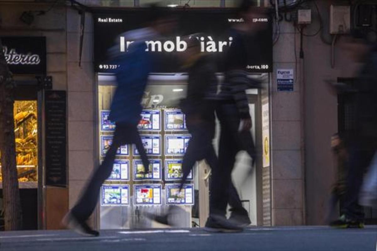 Agencia de alquiler y compraventa de inmuebles en la calle de Creu Coberta de Barcelona.