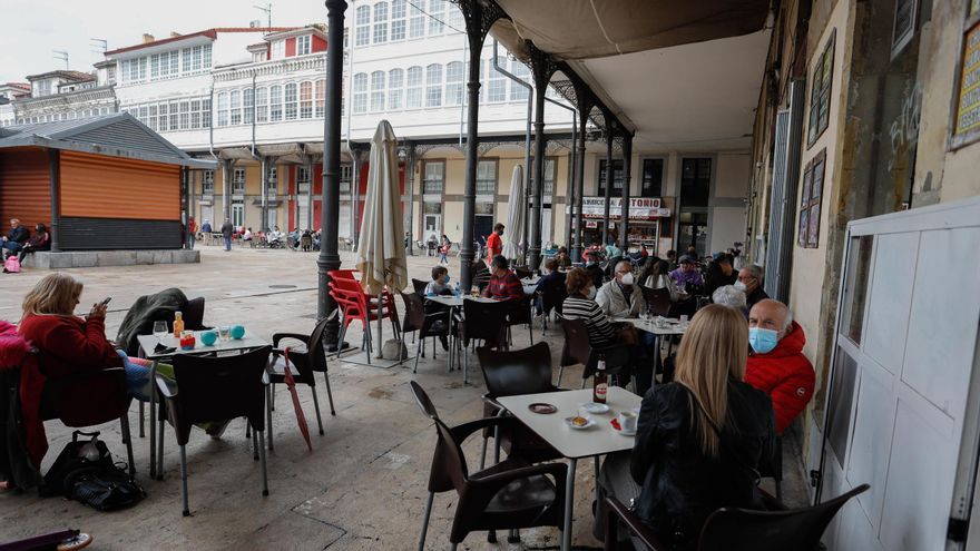 Jornada pasada por agua en el primer día de la ampliación de horario de las terrazas asturianas: &quot;Esta lluvia nos ha hecho cambiar de planes&quot;