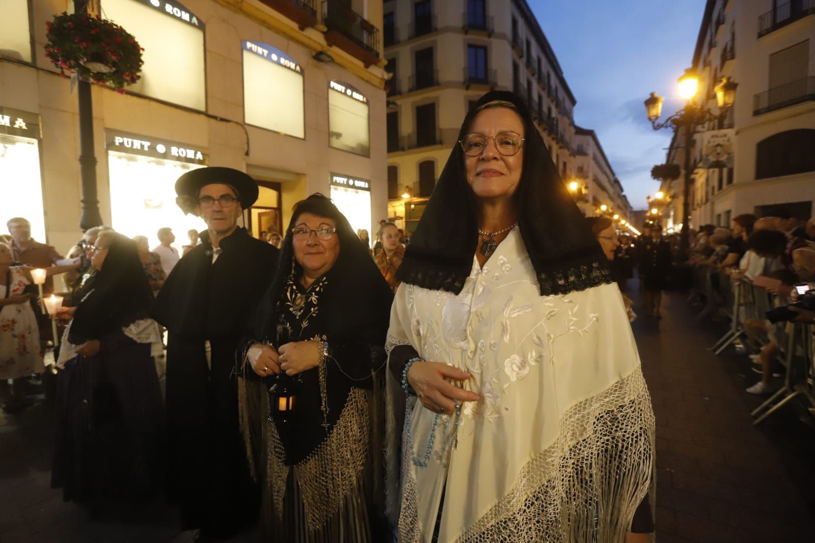 El Rosario de Cristal deslumbra en las calles de Zaragoza