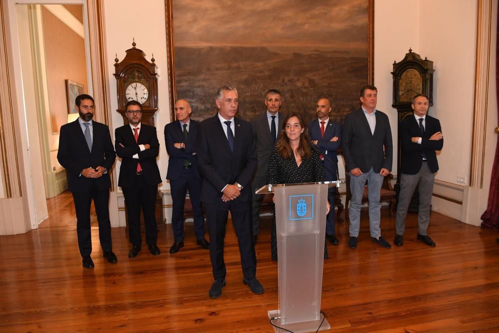 Proyectos pendientes como la nueva fachada de Riazor, la conmemoración del 75 aniversario del estadio o el Museo del Dépor fueron algunos de los temas que abordaron durante una hora de reunión.