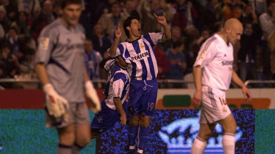 Luque celebra un gol frente al Madrid ante Casillas y Gravesen.