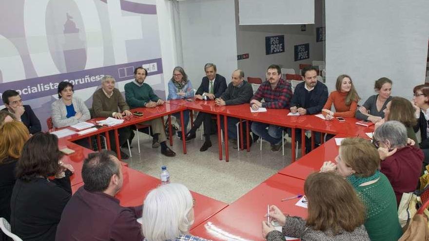 Reunión de la Ejecutiva local del PSOE, ayer, tras conocerse las dimisiones de nueve miembros.