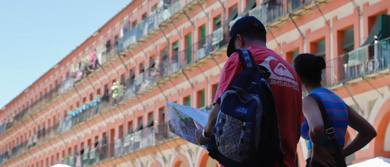 Dos turistas consultan un plano en la plaza de La Corredera, en Córdoba.