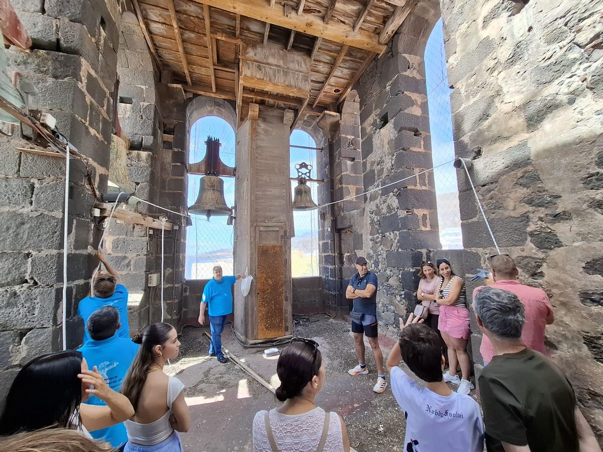 El grupo organizado en El Salvador por Antonio 'Campana', en el repique de la parroquia matriz.