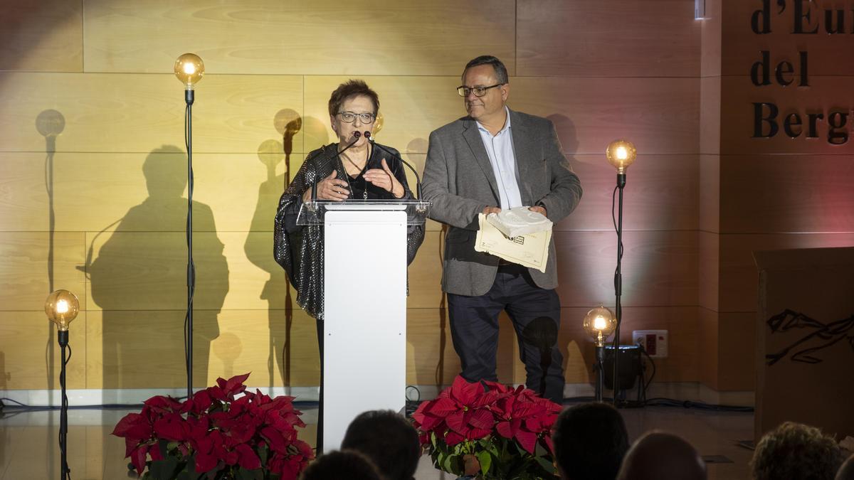 Angelina Vilella ha protagonitzat un parlament emotiu, en rebre el guardó de la mà del president comarcal, Josep Lara