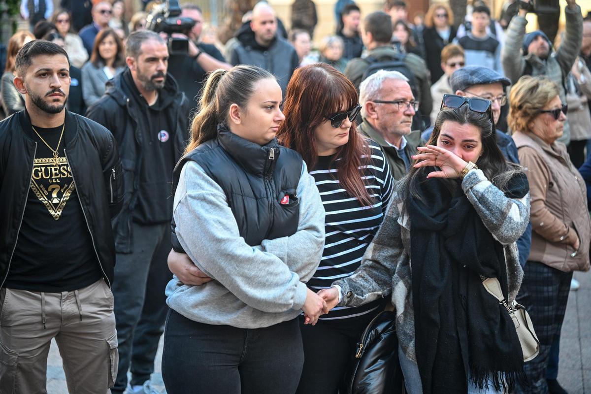 Minuto de silencio en Crevillent por la joven fallecida en un incendio
