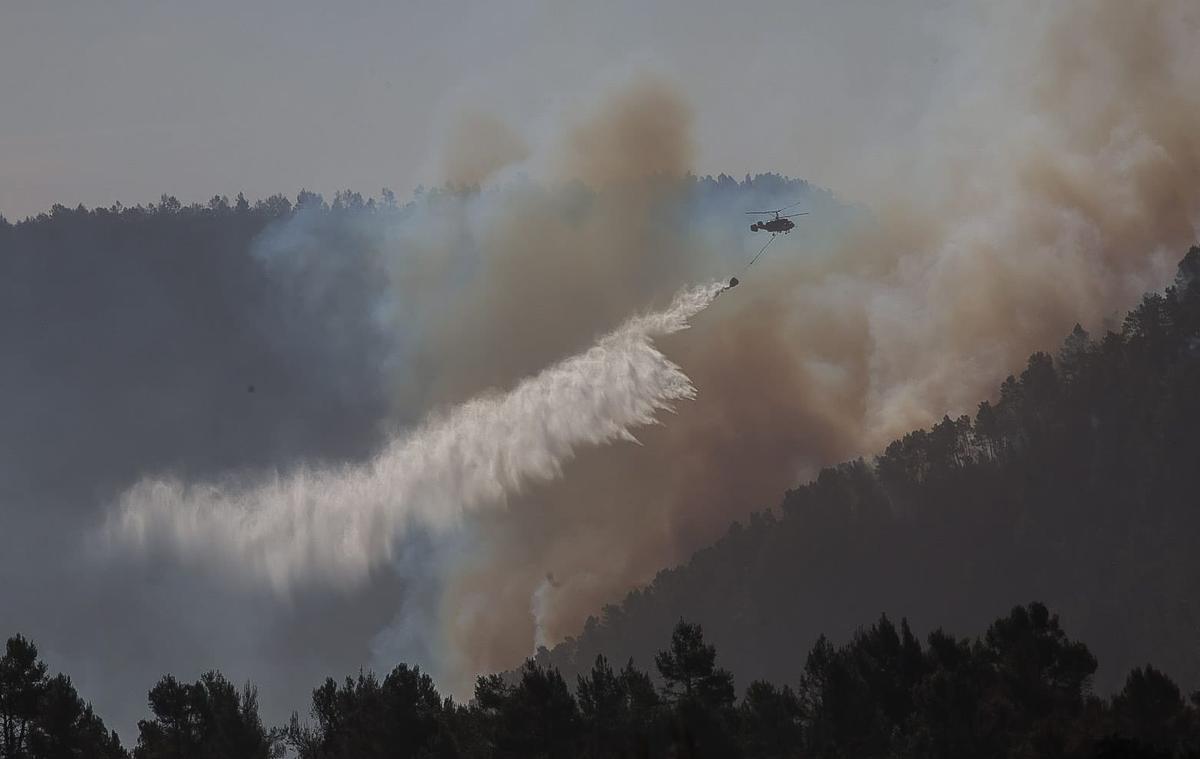 Los medios aéreos trabajan intensamente tras avivarse las llamas por el viento