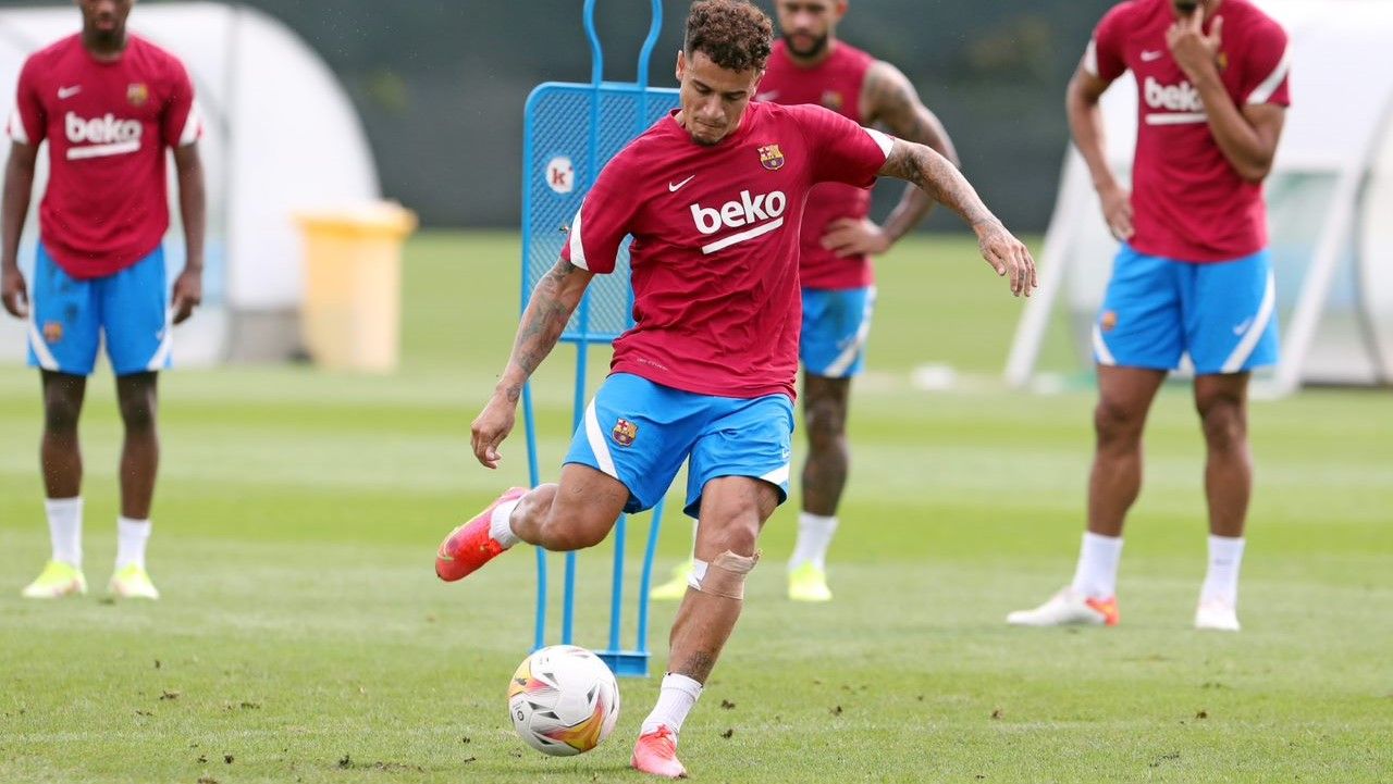 Coutinho dispara a portería en un entrenamiento.