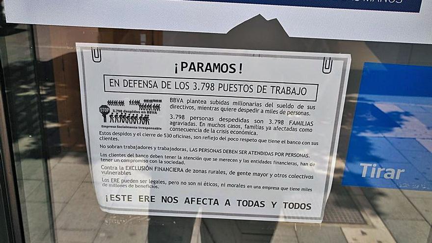 Cartel informativo de la huelga en una oficina del BBVA en Palma. | R.