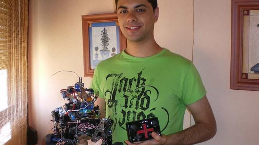 Jonathan Asensio, alumno de la UPV en Alcoy, con el robot que ha creado inspirado en la NASA