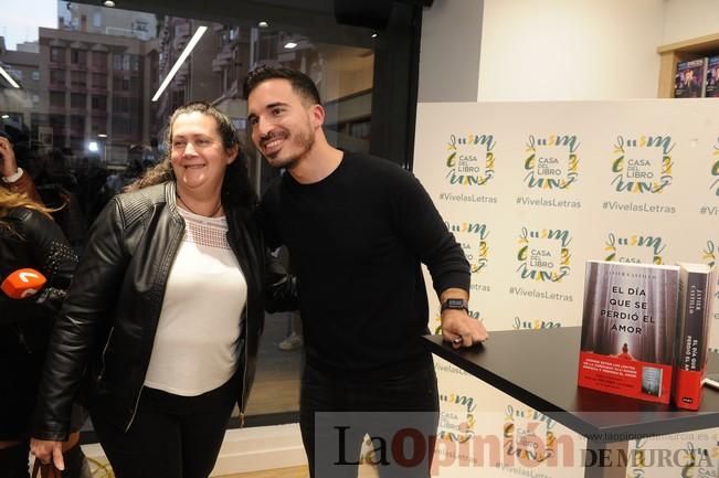 Javier Castillo firma su nueva novela, 'El día que se perdió el amor', en la Casa del Libro de Murcia