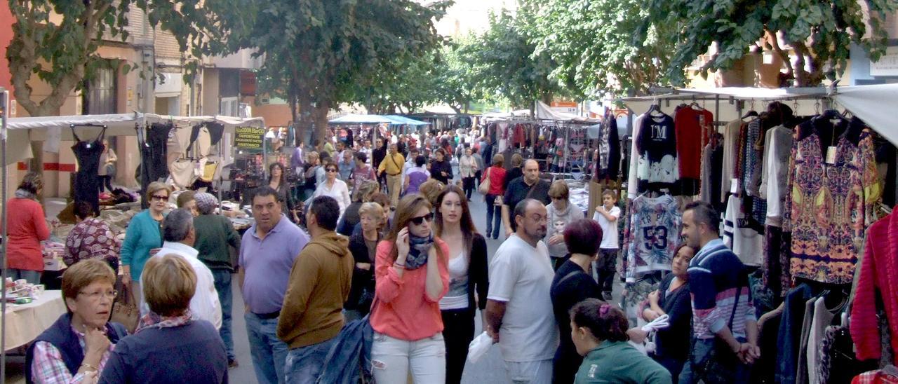 Compradores en el «Mercat de baix» de Ontinyent, en una imagen de archivo.