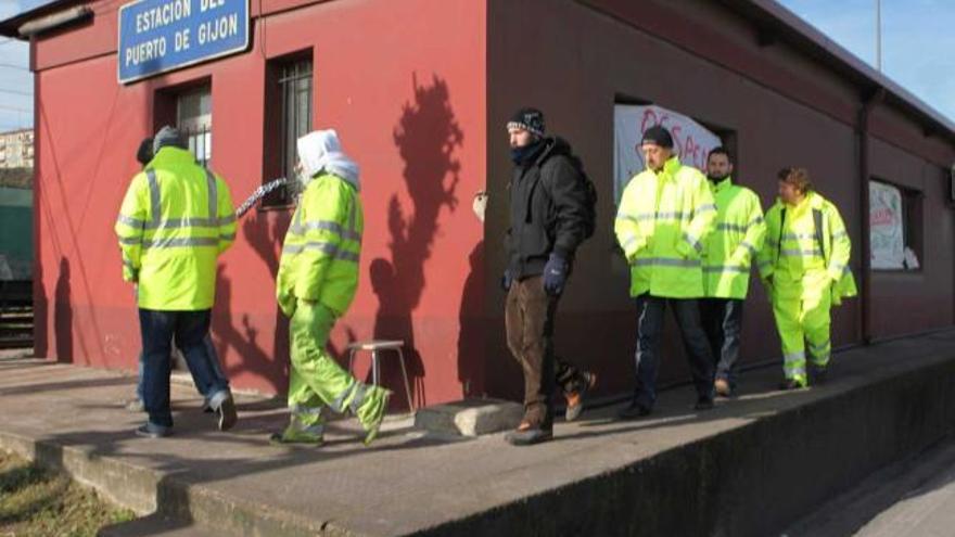 Una protesta de los trabajadores de la UTE de servicios ferroviarios de El Musel.