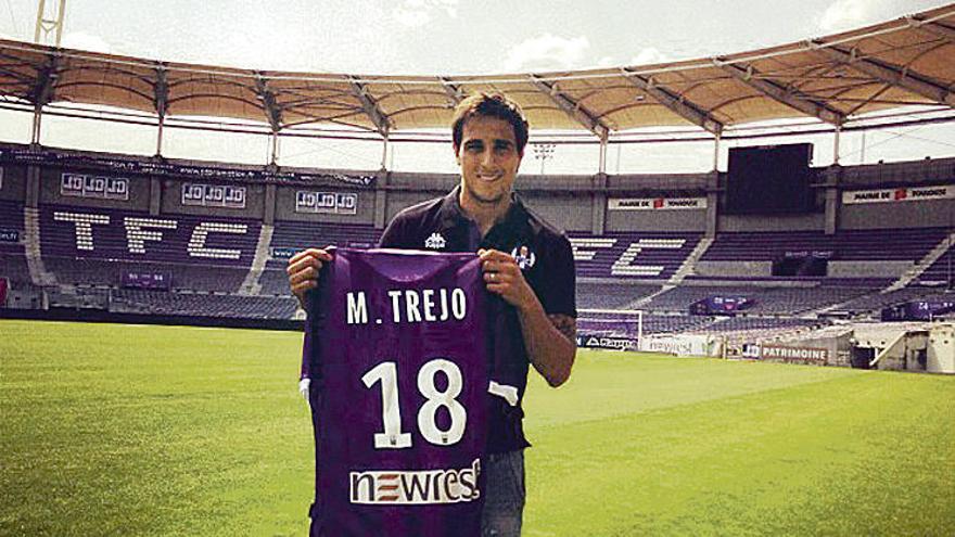 Trejo posa con la camiseta del Toulouse durante su presentación.