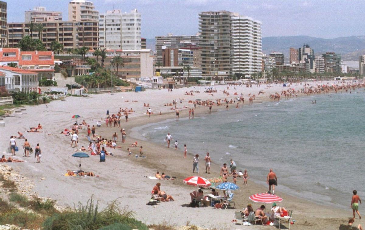 La playa del Cabo, ya urbanizada, en 1998, con edificios reconocibles como el Sidi o el de La Rotonda. | CARRATALÁ