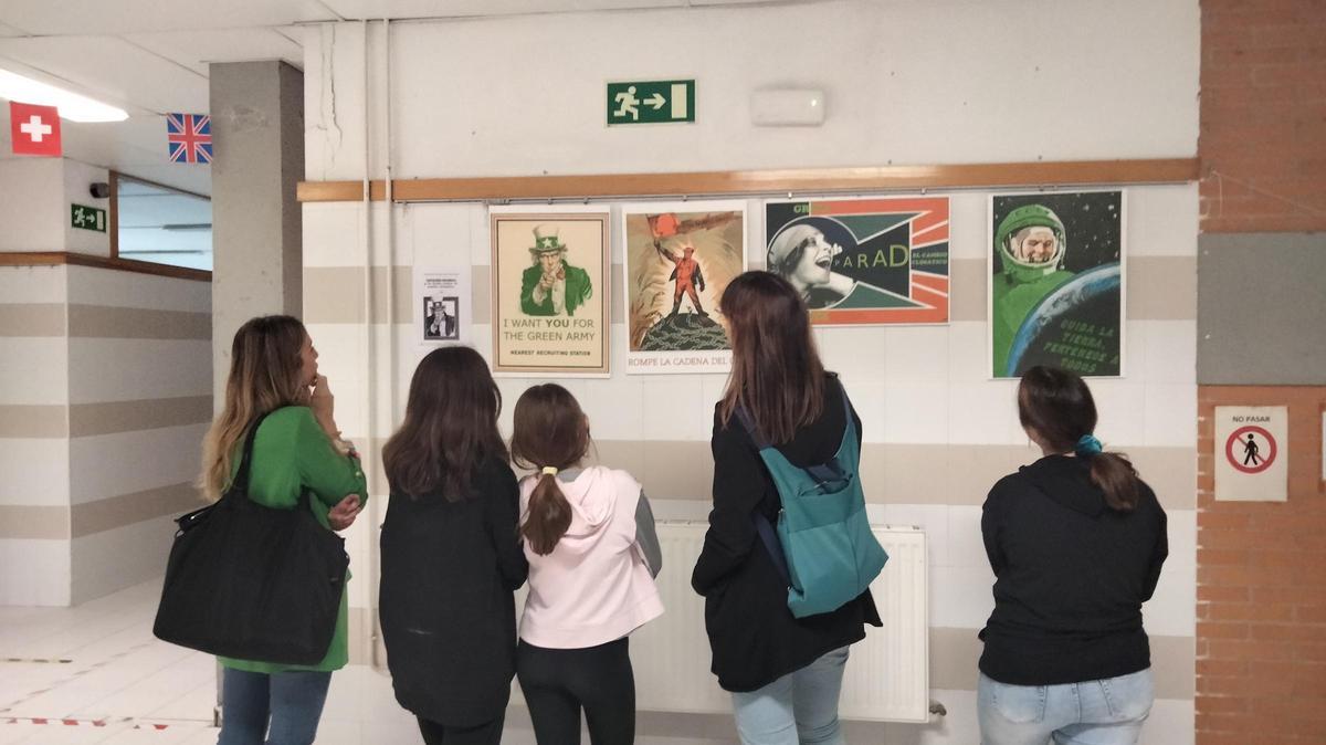 Exposición de carteles sobre el cambio climático en el IES Ítaca.