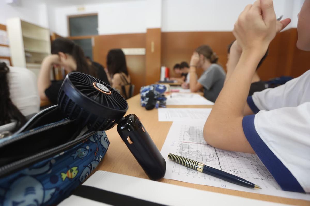 Un alumno del IES Miguel Hernández con un ventilador individual en su mesa