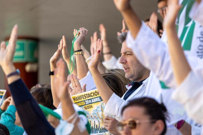 Concentración de los médicos en el hospital Clínico de Zaragoza en el primer día de la segunda seman de huelga médica.