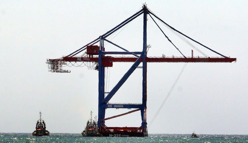 Las grúas del puerto de Málaga, camino de Valencia