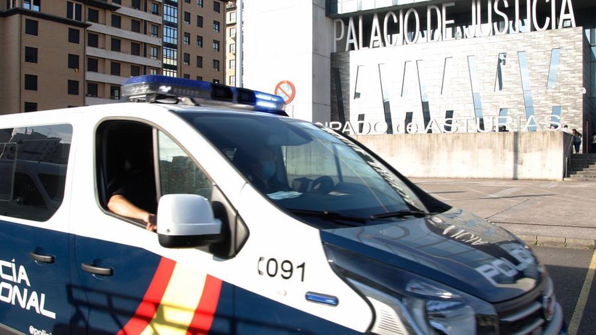 Un vehículo de la Policía Nacional, frente a los juzgados.