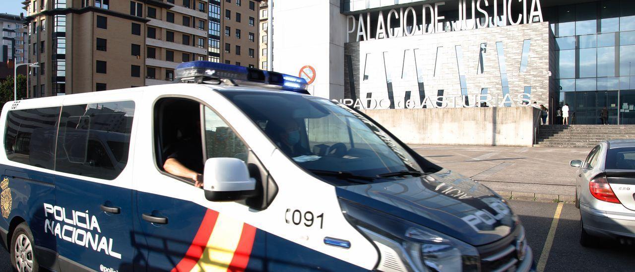 Un vehículo de la Policía Nacional, frente a los juzgados.