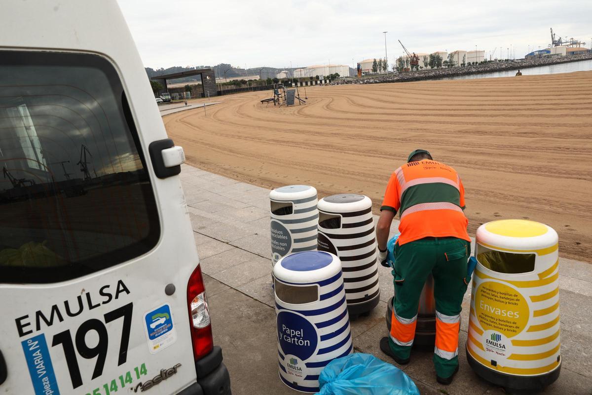 Un operario de Emulsa en el Arbeyal, en una imagen de archivo.