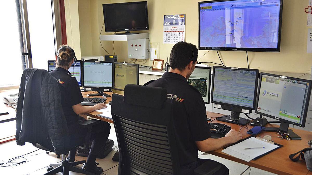 Policías en la sala de atención al ciudadano del 091.  | // ARCAY/ROLLER AGENCIA