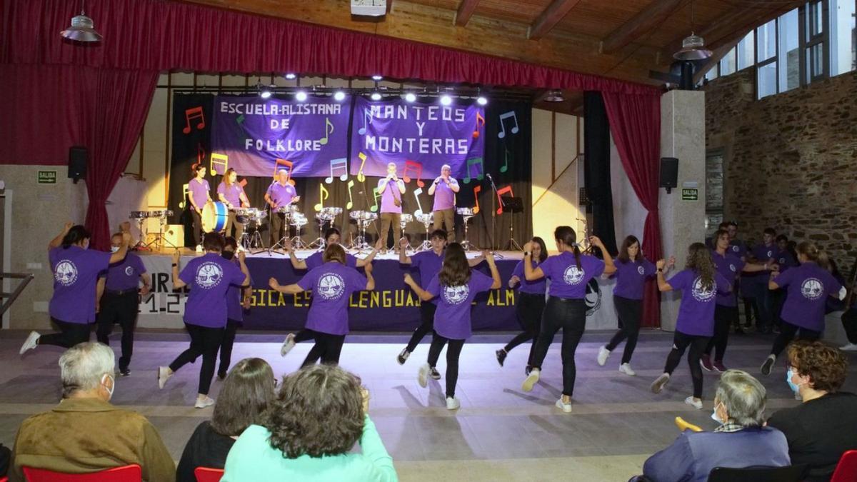 Un momento de una actuación de baile al son de la música tradicional. | Ch. S.