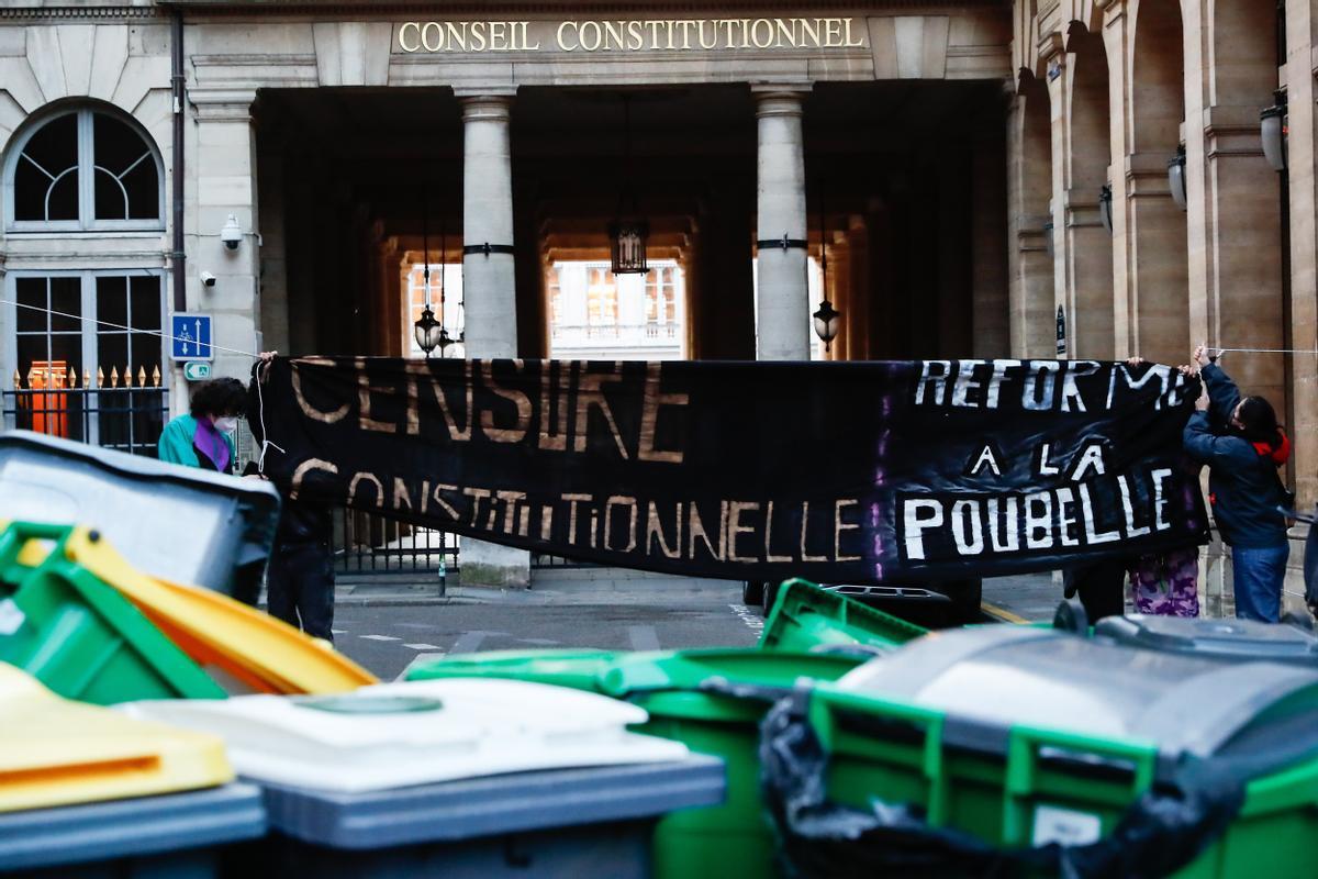 Protesta contra la reforma de las pensiones frente al Consejo Constitucional en París