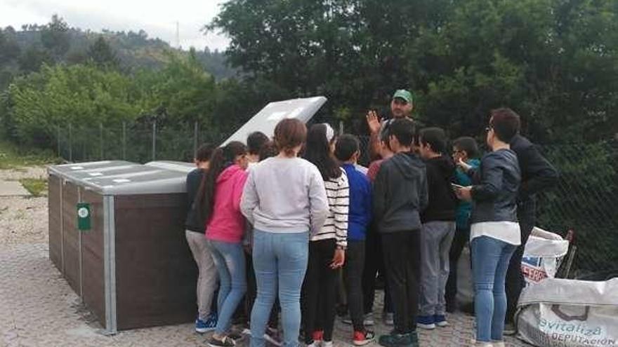 Escolares en uno de los centros de compostaje de Mondariz. // D.P.