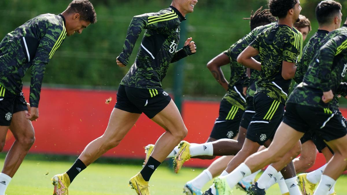 Archivo - El jugador del Manchester United Cristiano Ronaldo participa en un entrenamiento del club inglés.