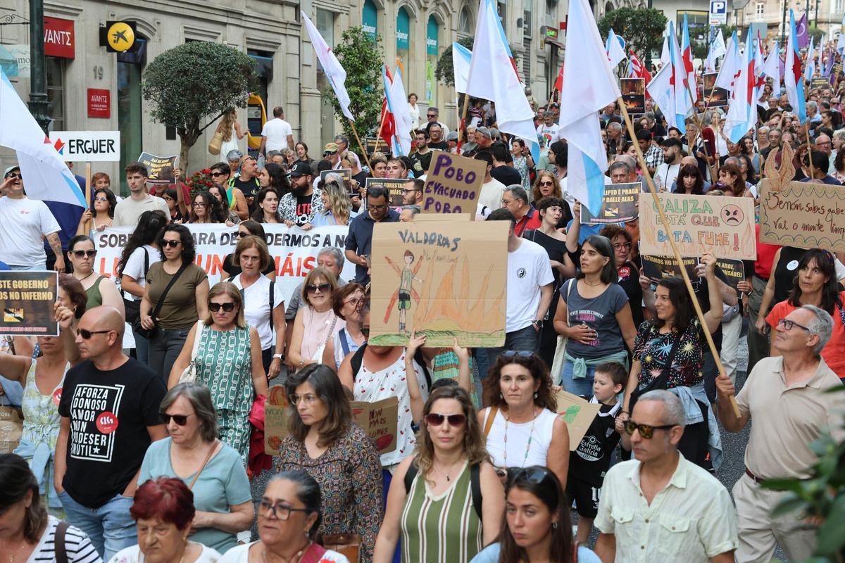 Cientos de personas salen a la calle en Vigo a protestar por la gestión de los incendios... bajo la ceniza