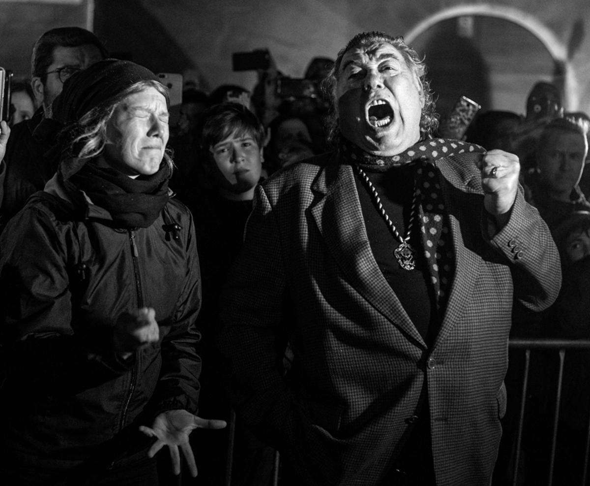 Juan López Corrales, 'El Borrasca', canta su última saeta al Cristo Negro, y a su lado una intérprete de lengua de signos.