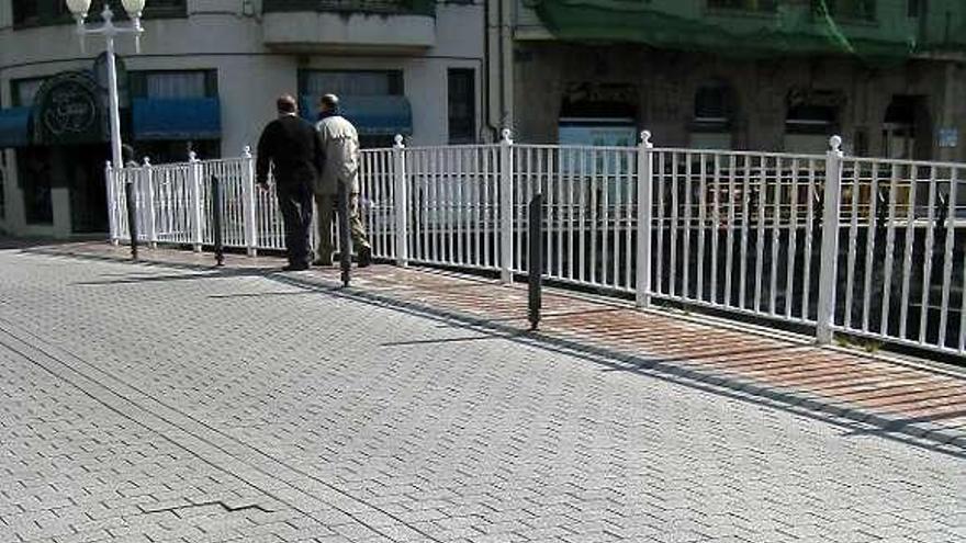 Puente del parque de Luarca, con parte de su estructura hundida.