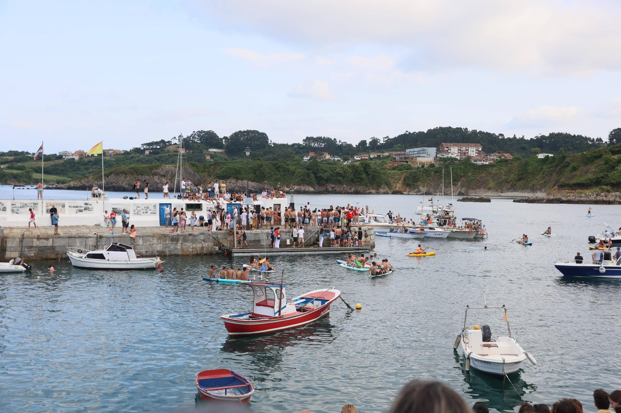 EN IMÁGENES: La multitudinaria cita de la cucaña en el Carmen de Luanco