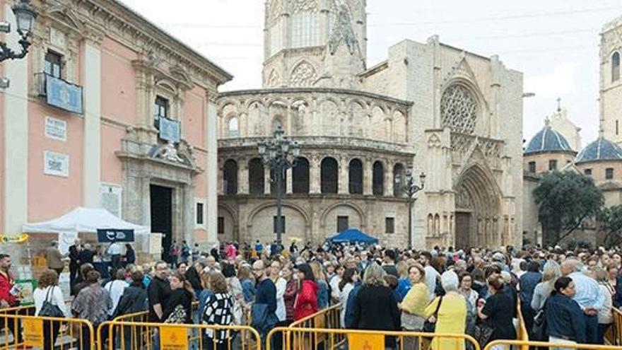 El Besamanos de la Virgen empieza con colas de 12 h.