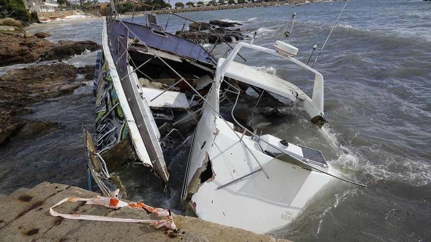 Un barco varado abandonado en Portals es dostrozado por el fuerte oleaje