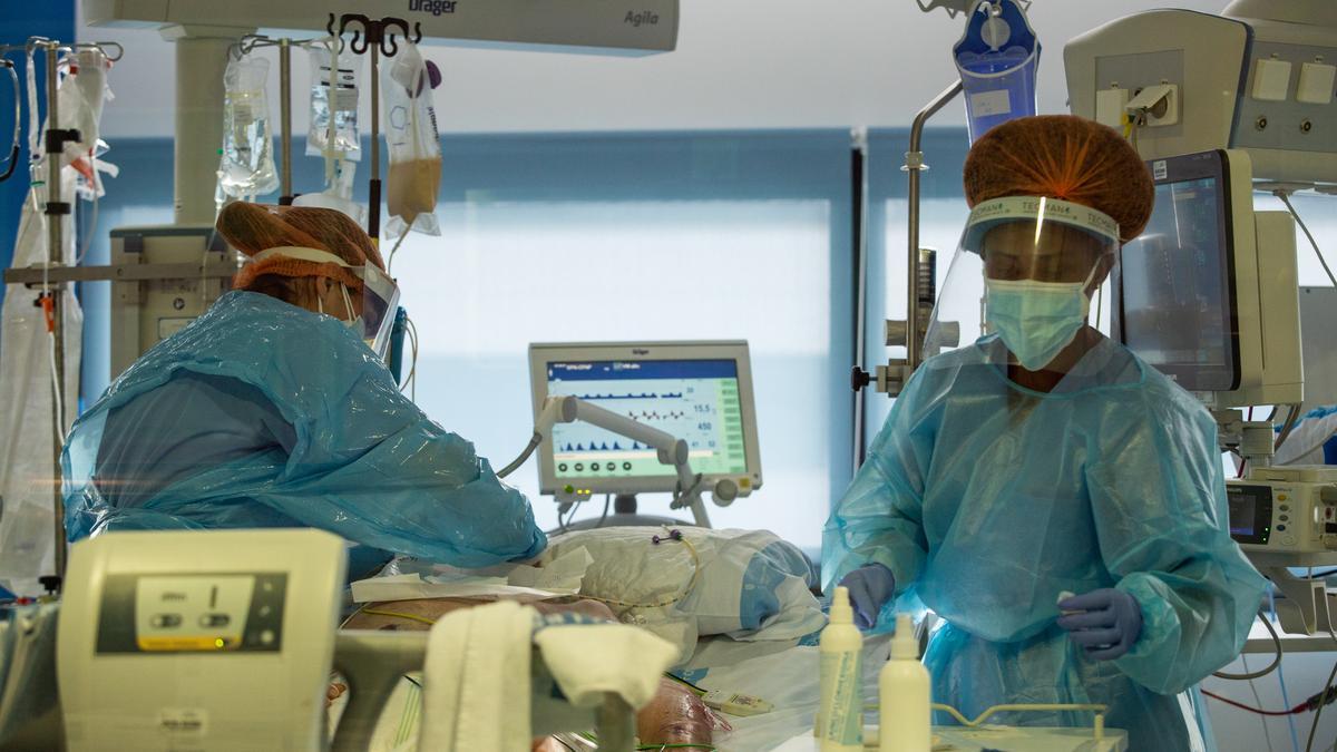 Dos sanitarias atienden a un paciente en la UCI de Can Misses