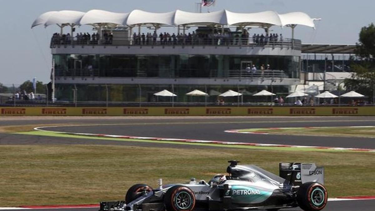 Lewis Hamilton, durante los libres en Silverstone