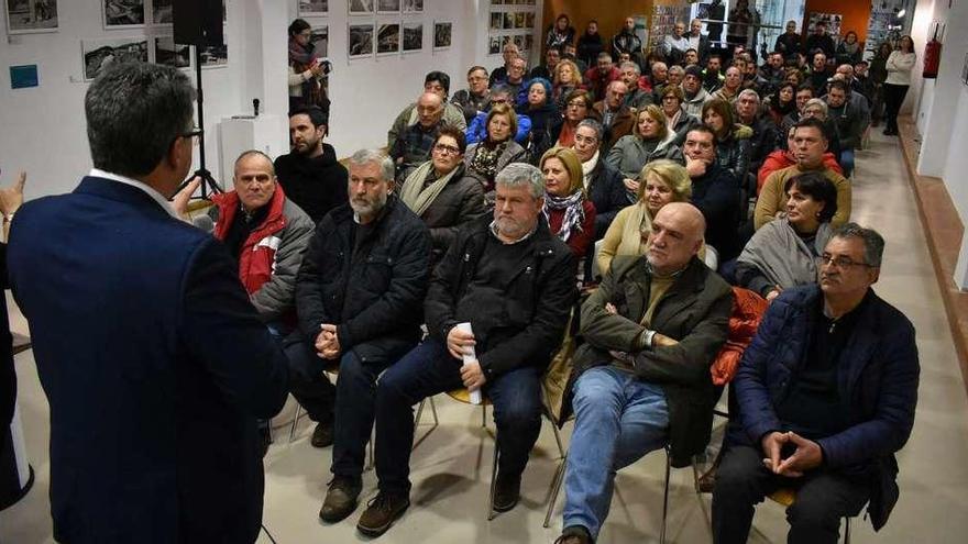 Representantes de los colectivos sociales de los municipios de Redondela, Soutomaior y Pazos, ayer, durante la asamblea informativa. // FdV