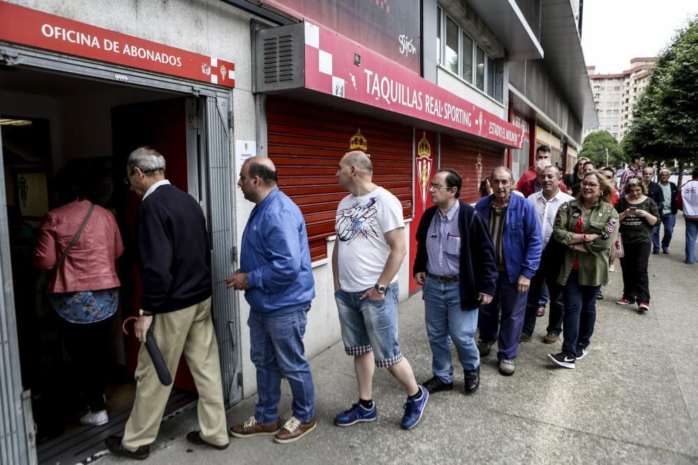 Primeros socios en renovar el abono del Sporting