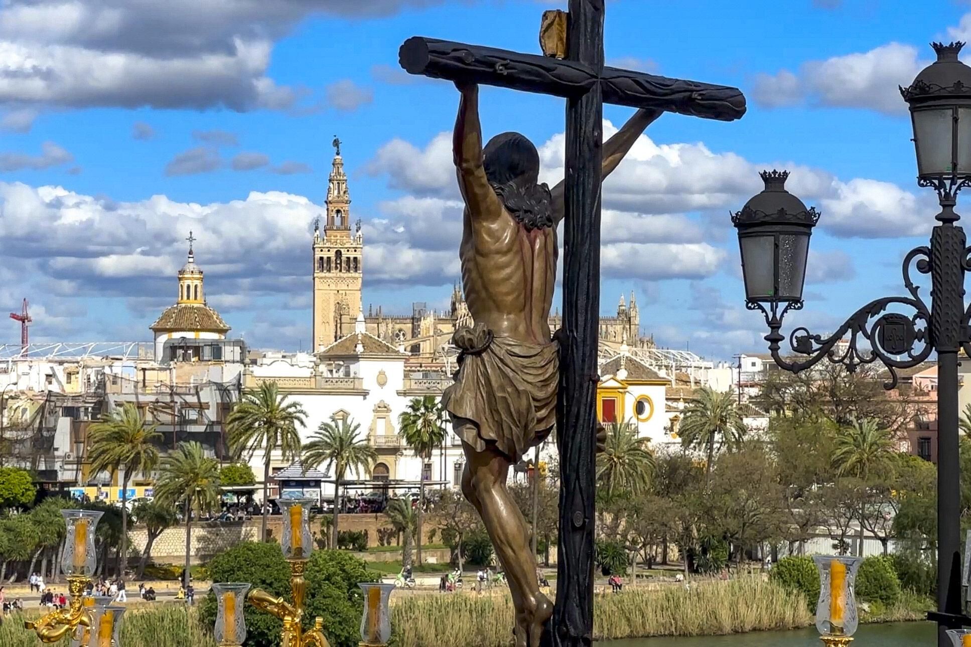 SEVILLA, 18/04/2025.- Procesión de la Hermandad del Santísimo Cristo de la Expiración, conocida popularmente como la Hermandad del Cachorro, este Viernes Santo, en Sevilla. La Hermandad del Santísimo Cristo de la Expiración, conocida popularmente como la Hermandad del Cachorro, realiza su estación de penitencia hoy Viernes Santo, 18 de abril de 2025. Desde su basílica en la calle Castilla, en el corazón de Triana, la cofradía recorrerá Sevilla con sus dos pasos: el del Santísimo Cristo de la Expiración, conocido como el Cachorro, y el de Nuestra Madre y Señora del Patrocinio.  EFE/ David Arjona