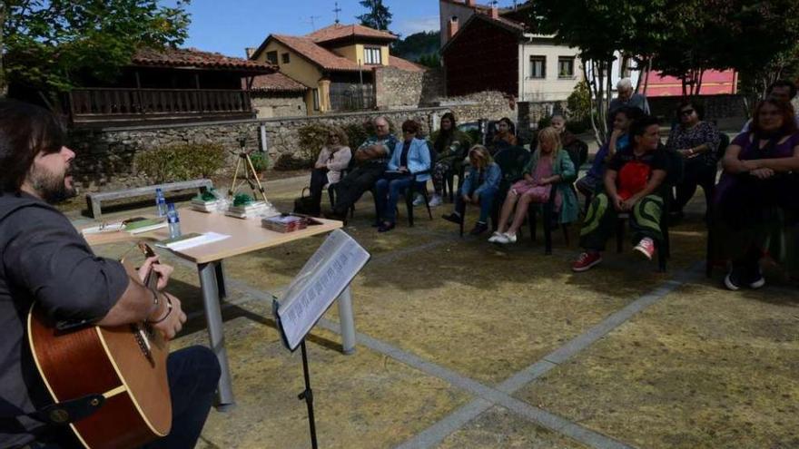 Recital de poesía en el entorno de la Casa Natal de Palacio Valdés.