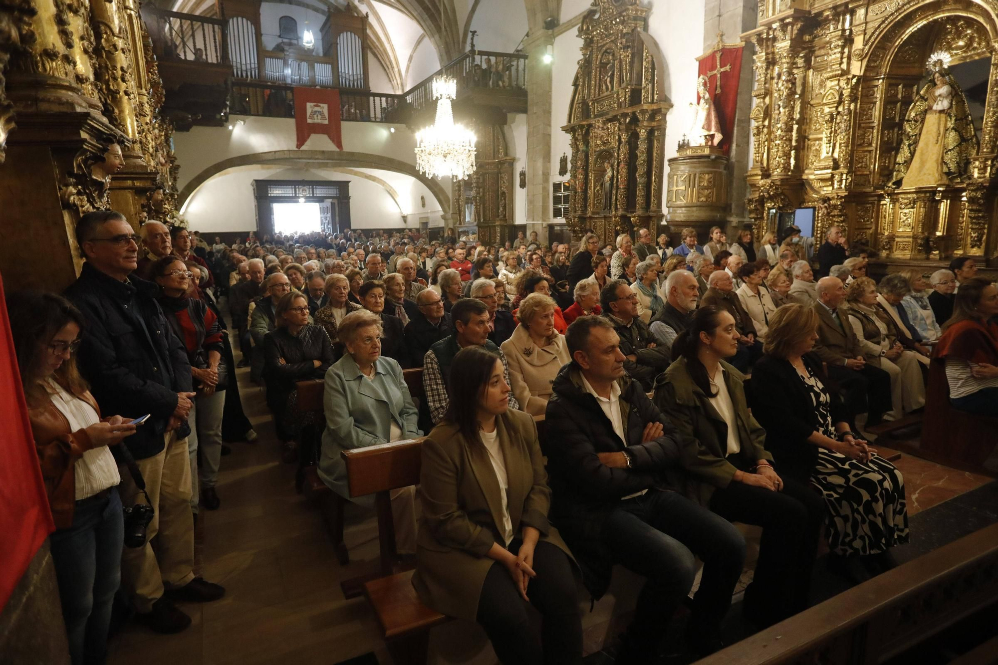 El cardenal Ángel Fernández Artime oficia la primera misa cardenalicia de Gozón en el día de Todos los Santos en la parroquia de Santa María de Luanco