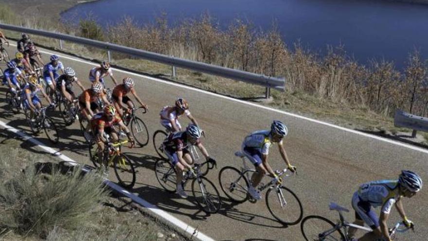 Varios corredores ascienden a la Laguna de los Peces en la Vuelta Ciclista a Castilla y León 2009.