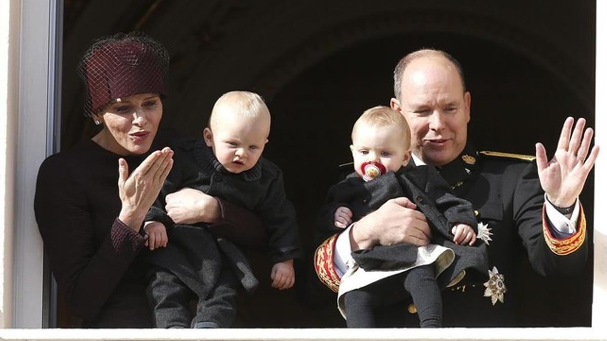 Charlene y Alberto, con sus hijos, Jaime y Gabriela, en el balcón del palacio real de Mónaco.