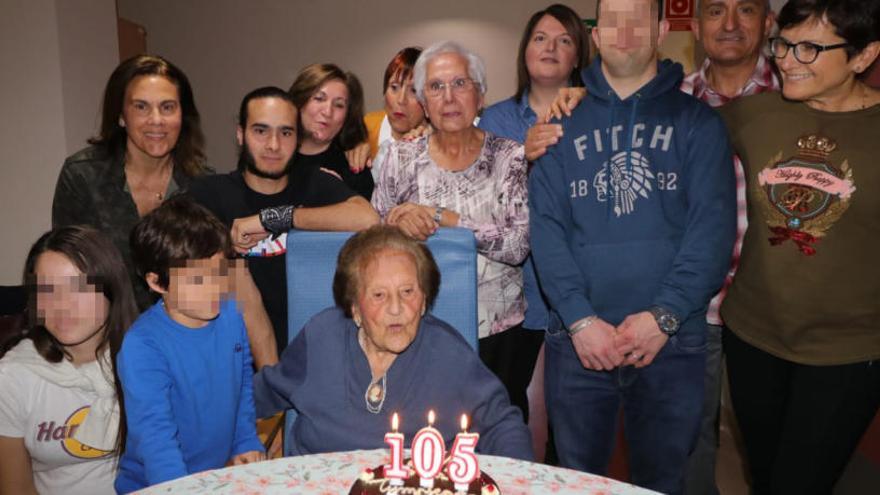 Elena, la primera por arriba a la izquierda, en el cumpleaños de su abuela.