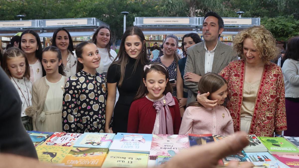 Amparo Folgado y Aitor Sánchez con las Falleras Mayores de Torrent en la inauguración de la Feria del Libro.