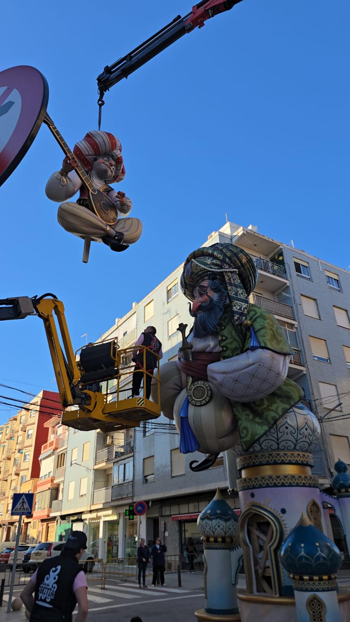 Montaje conn grúa de la falla El Charco de Catarroja, obra de Beitia.